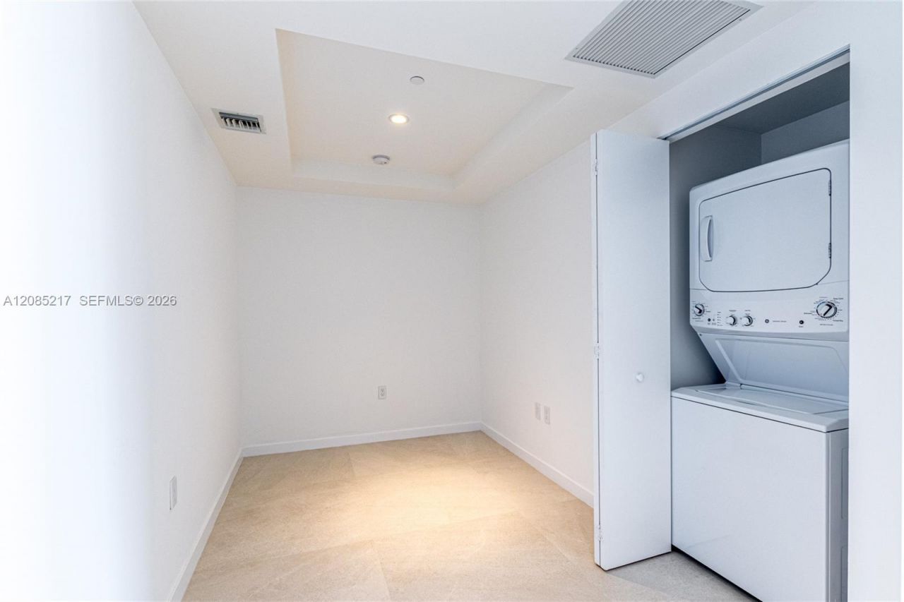 45 SW 9th St, Unit 3302, Miami, FL 33130 Photo