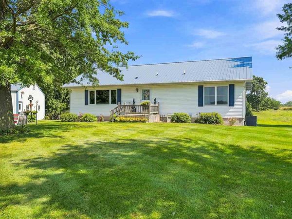 1990 F Ave, Ladora, IA 52251
