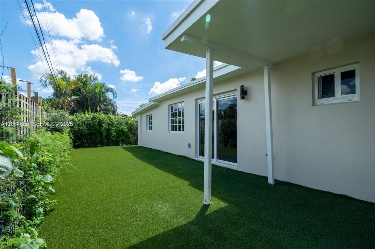 323 NW 104th Ter, Unit -, Miami, FL 33150 Photo