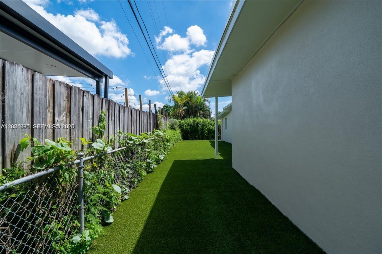 323 NW 104th Ter, Unit -, Miami, FL 33150 Photo