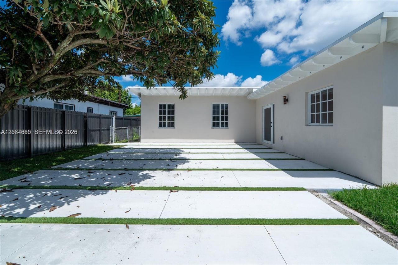 323 NW 104th Ter, Unit -, Miami, FL 33150 Photo