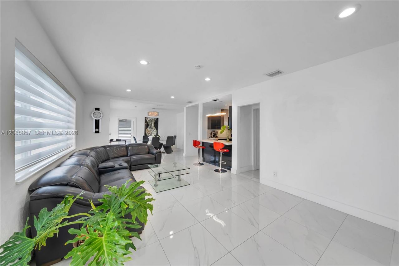 9365 SW 44th St, Miami, FL 33165 Photo