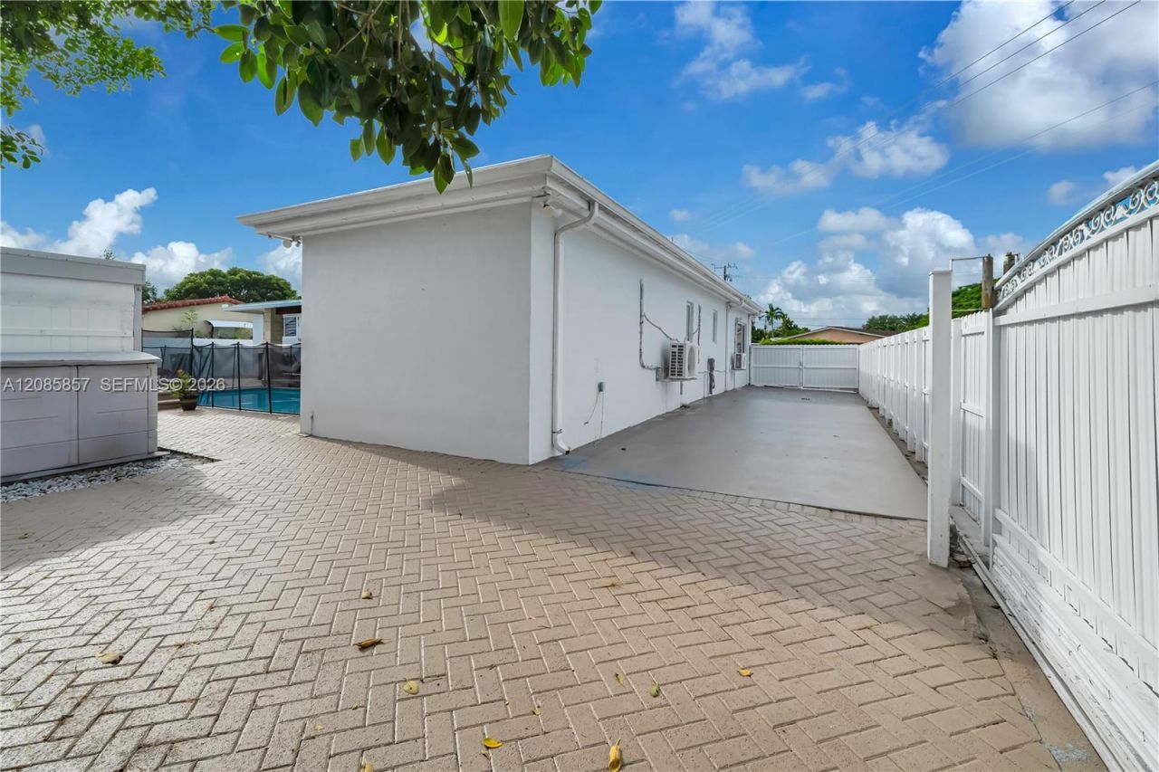 9365 SW 44th St, Miami, FL 33165 Photo