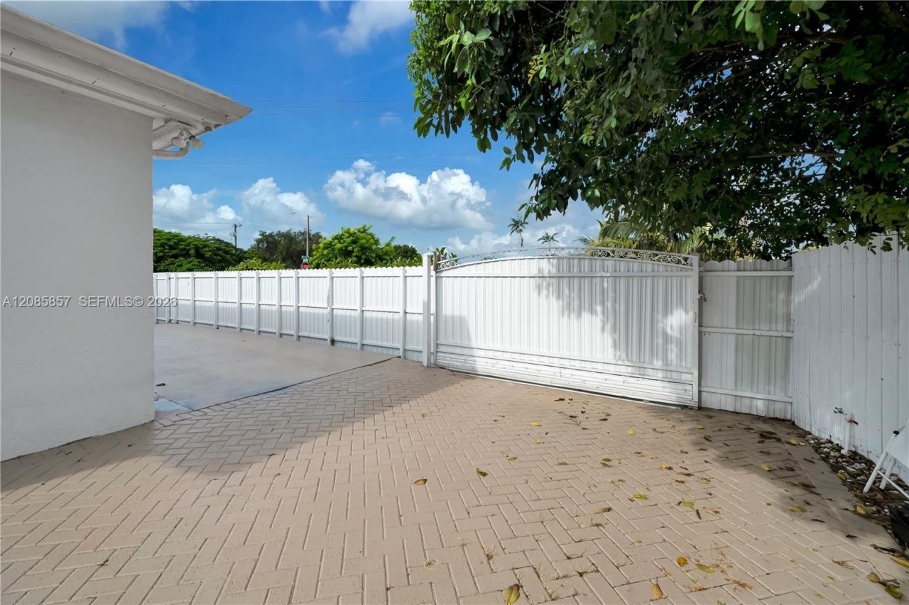 9365 SW 44th St, Miami, FL 33165 Photo