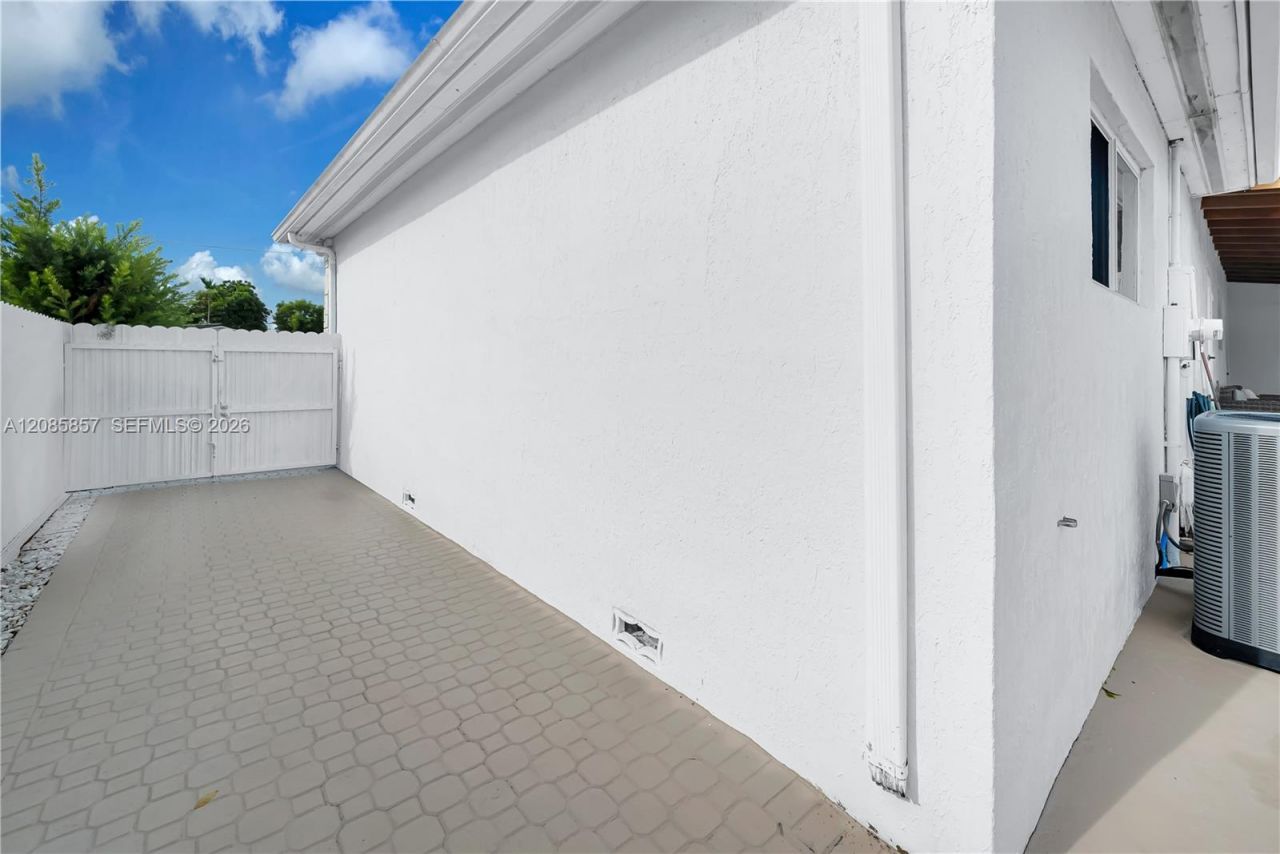 9365 SW 44th St, Miami, FL 33165 Photo