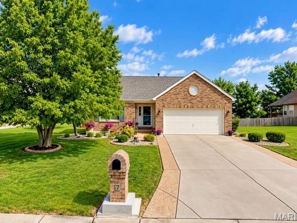 7 Grayhawk Drive , Winfield, MO 63389