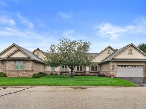 111 Eagles Cove Cir, North Prairie, WI 53153