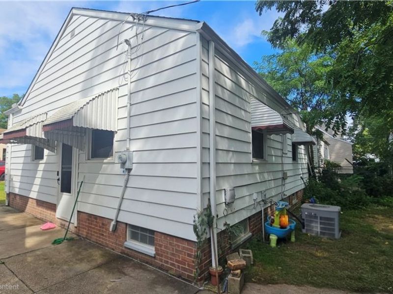 12332 Park Knoll Drive, Garfield Heights, OH 44125 Photo 3