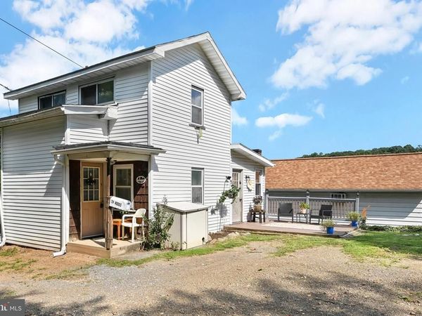 7 W WOOD STREET W , PINE GROVE, PA 17963