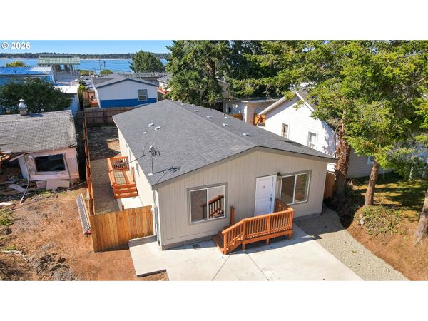 660 S WALL ST, Coos Bay, OR 97420