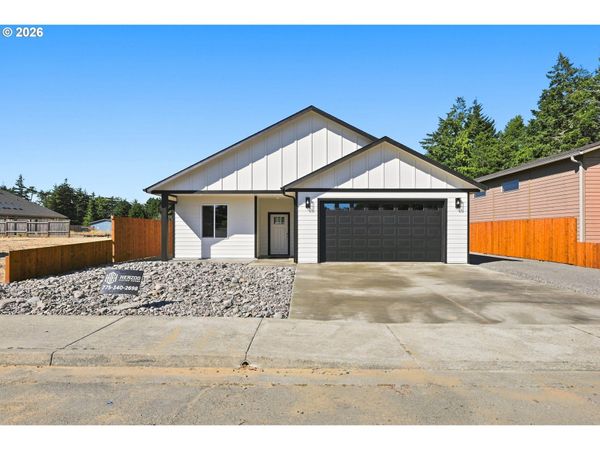768 DIVISION AVE, Coos Bay, OR 97420