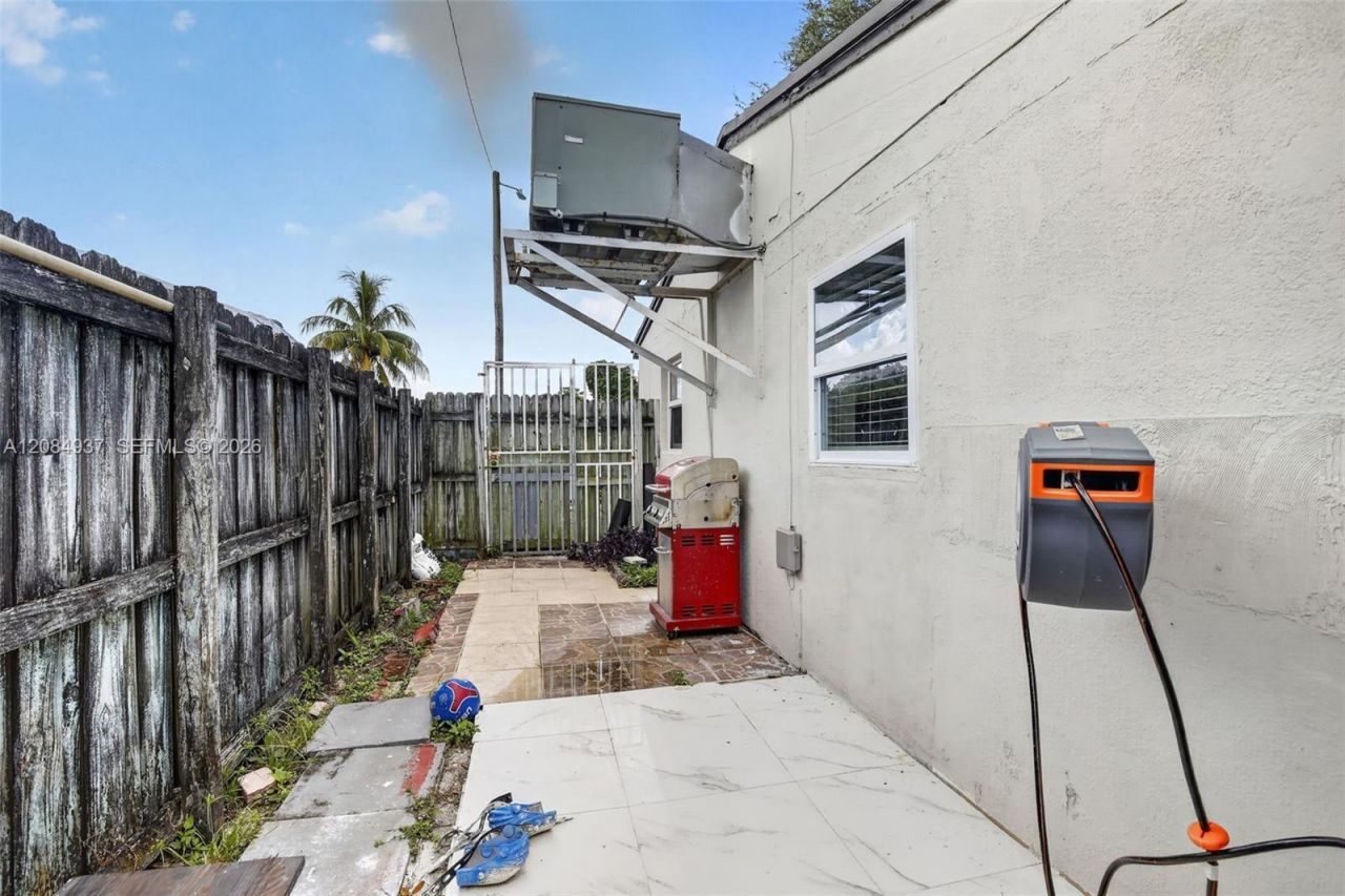 4351 SW 22nd St, Fort Lauderdale, FL 33317 Photo