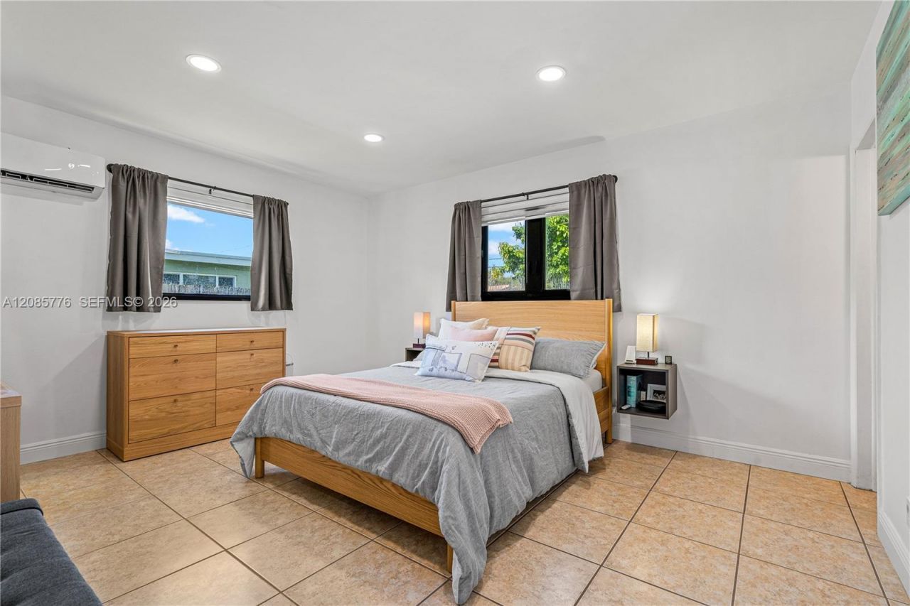 1126 E Hawthorne Cir, Hollywood, FL 33021 Photo