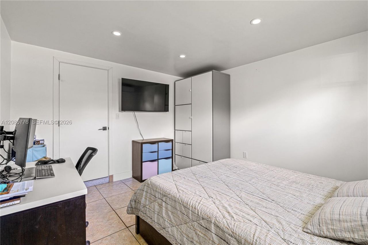 1126 E Hawthorne Cir, Hollywood, FL 33021 Photo