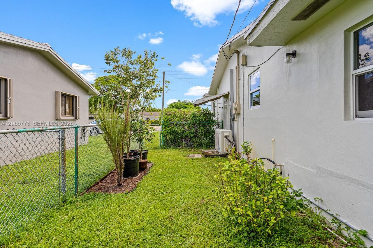 1126 E Hawthorne Cir, Hollywood, FL 33021 Photo