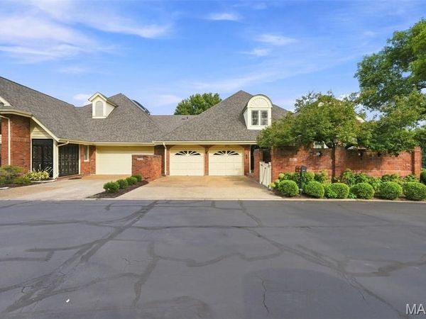 2252 Croydon Walk, St Louis, MO 63131