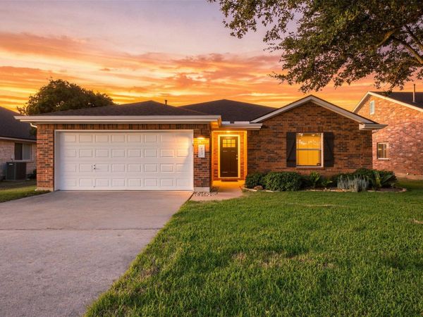 613 Glen Valley LN , Leander, TX 78641