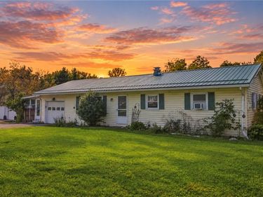 9378 Clipnock Road , Stafford, NY 14143