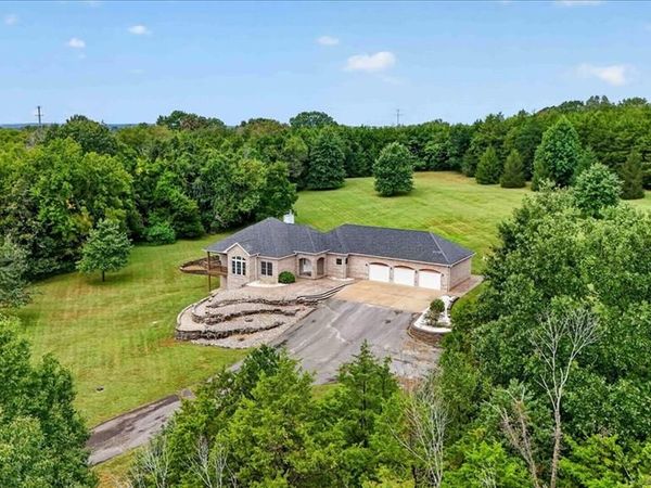 2389 Desloge Estates Drive, Villa Ridge, MO 63089
