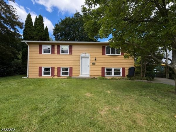 14 Orchard St, Newton, NJ 07860