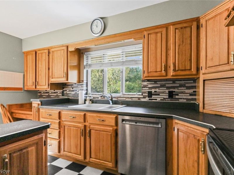 4695 W Ridgewood Drive, Parma, OH 44134 Photo 16