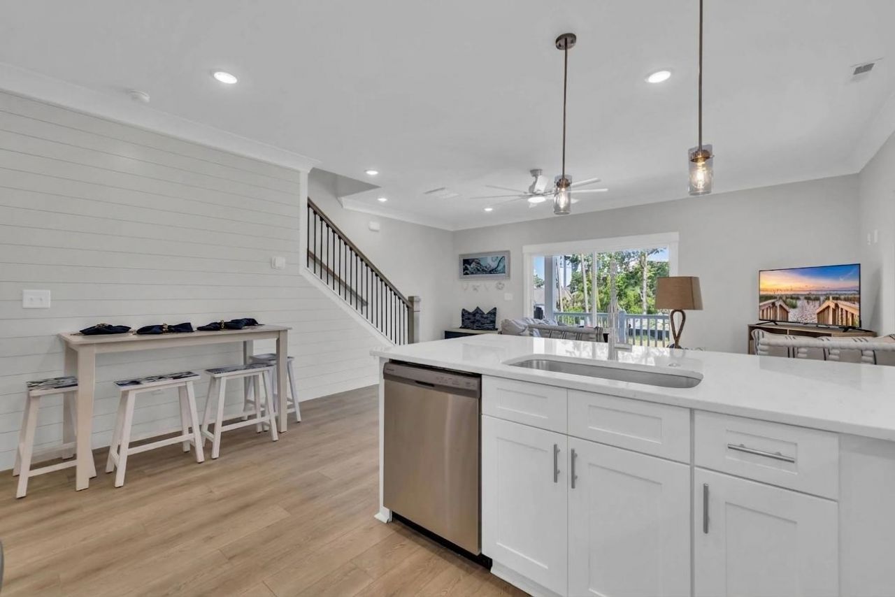 2304 Seaseeker Ln. Photo 10