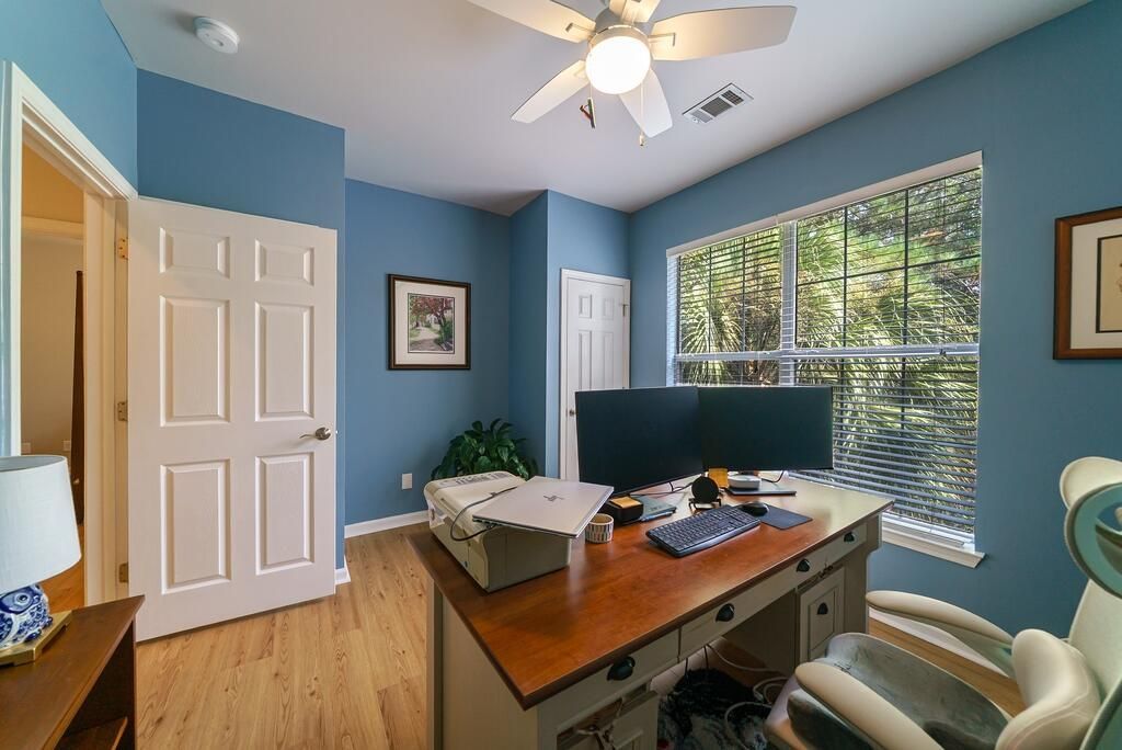 1600 Long Grove Drive Photo 13