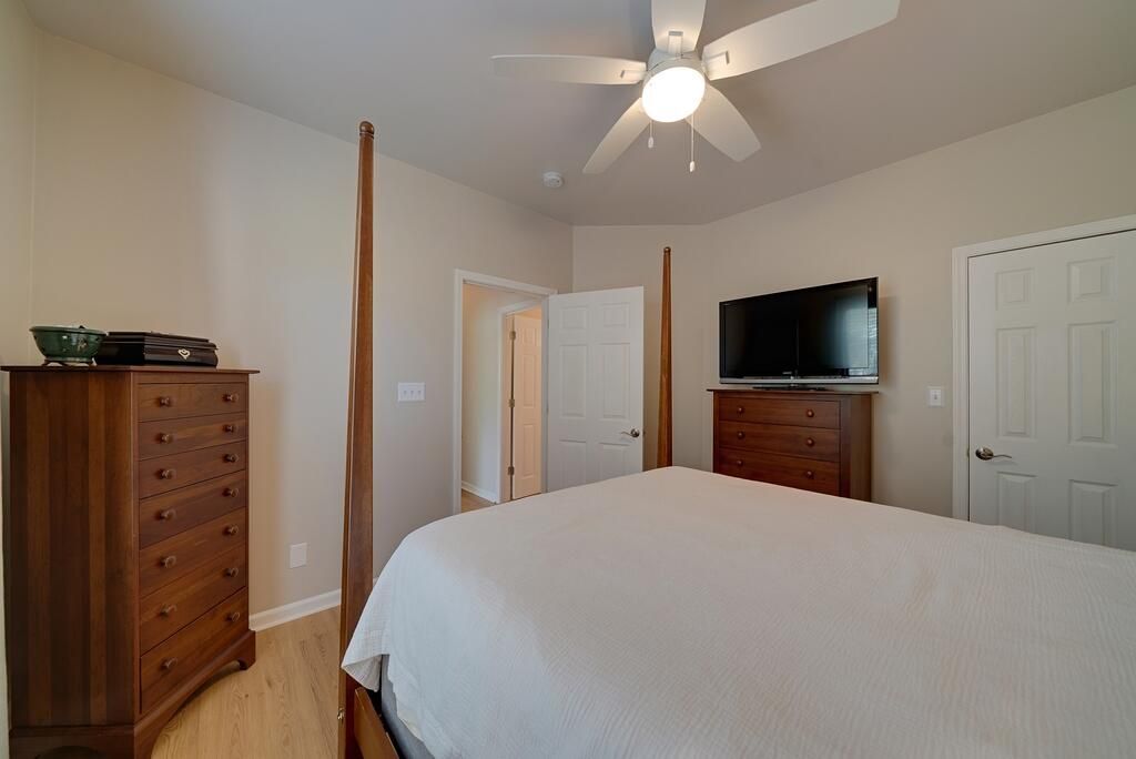 1600 Long Grove Drive Photo 16