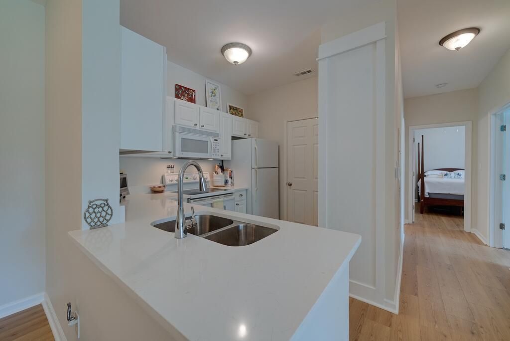 1600 Long Grove Drive Photo 6