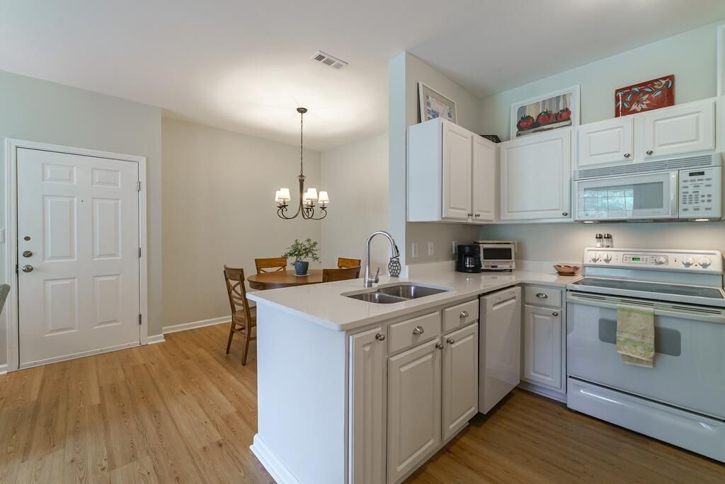 1600 Long Grove Drive Photo 8