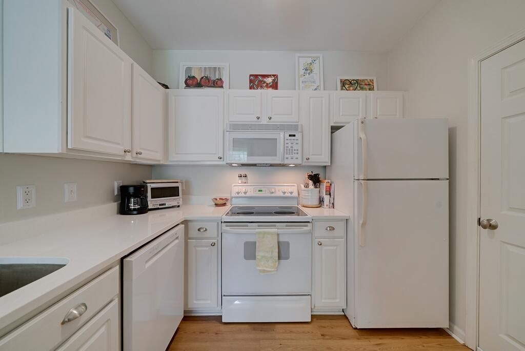 1600 Long Grove Drive Photo 9