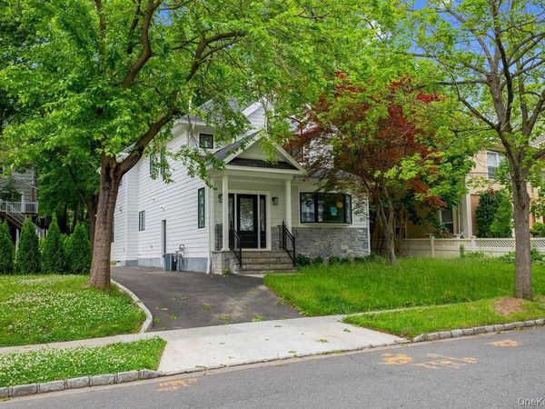 6 Burbury Lane, Great Neck, NY 11023