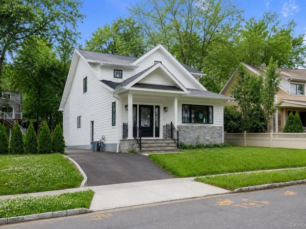 6 Burbury Lane, Great Neck, NY 11023