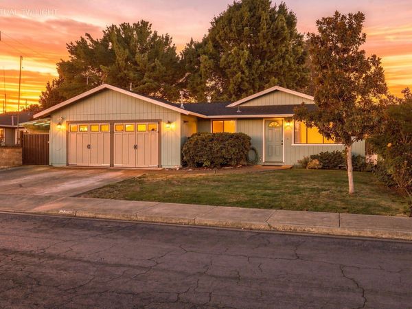 1426 Saint Andrew Way, Medford, OR 97504