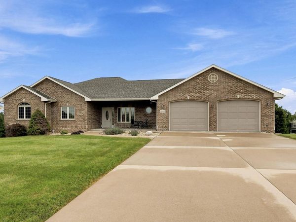 16038 Woodmoor Drive, Dubuque, IA 52002