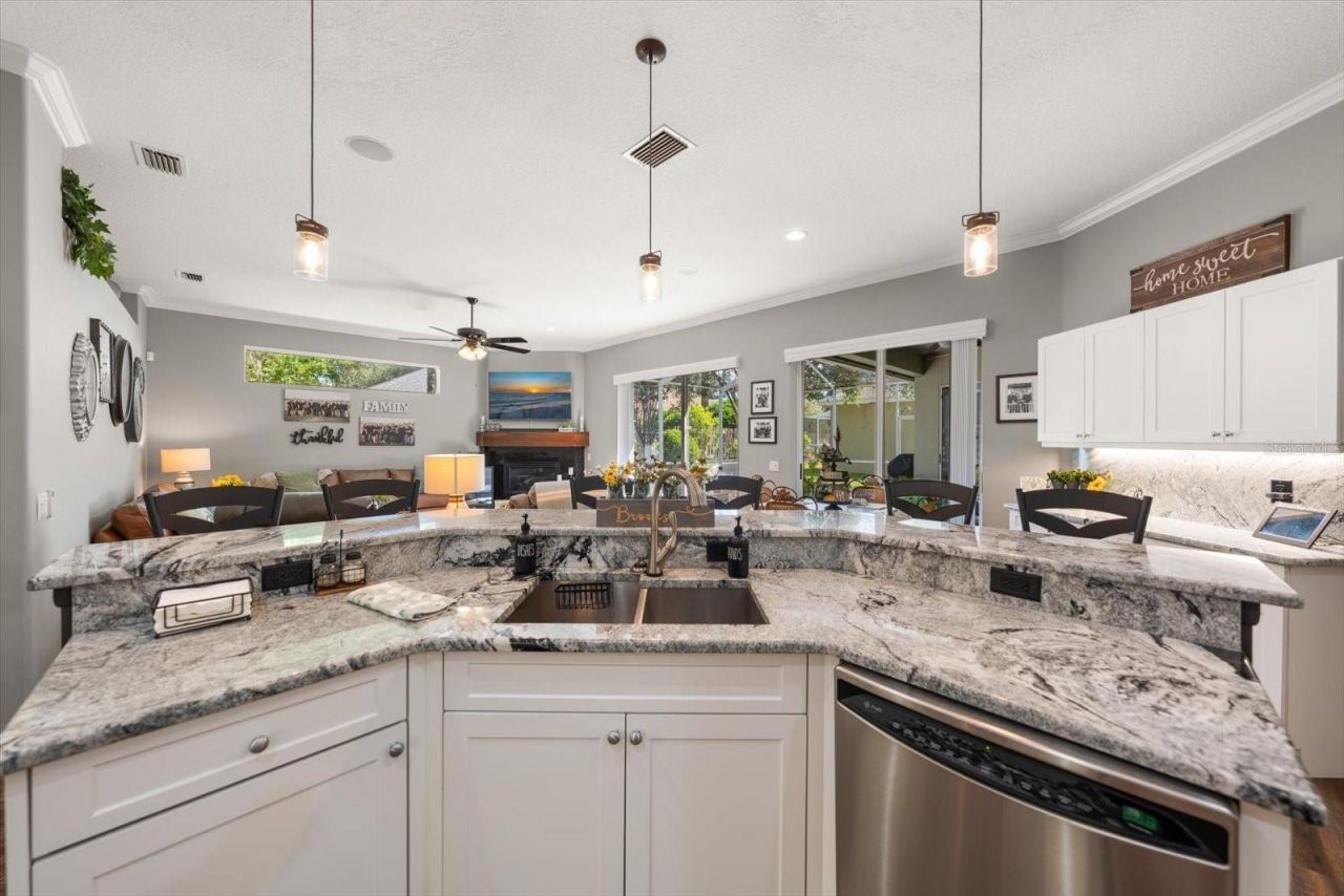 2105 Boot Lake Circle, Tampa, FL 33612 Photo