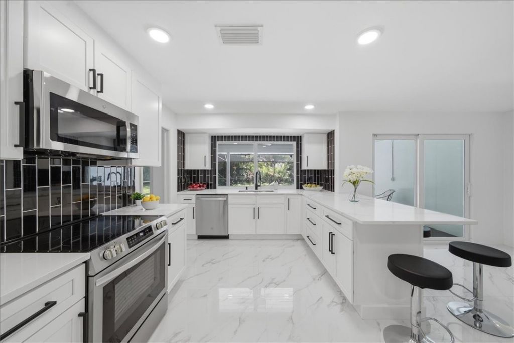 4384 SW 2nd Square Sw, Vero Beach, FL 32968 Photo