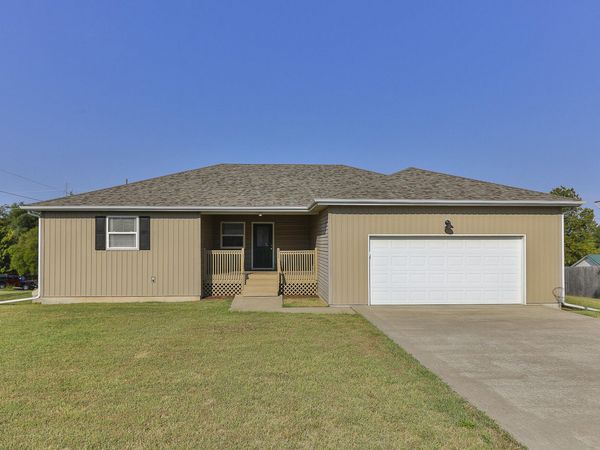 511 N Russell Avenue , Bolivar, MO 65613