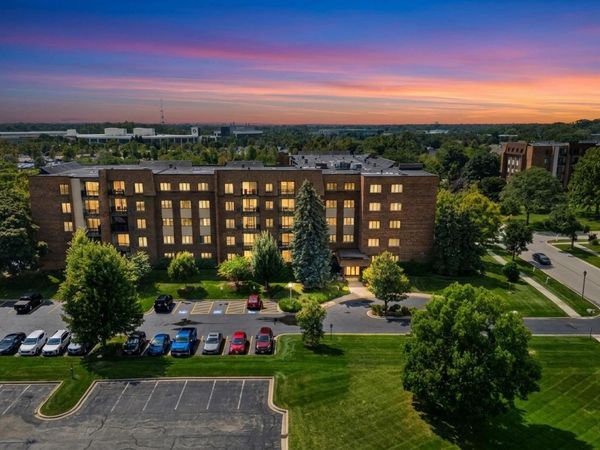 453 Raintree Drive, Unit 3P, Glen Ellyn, IL 60137