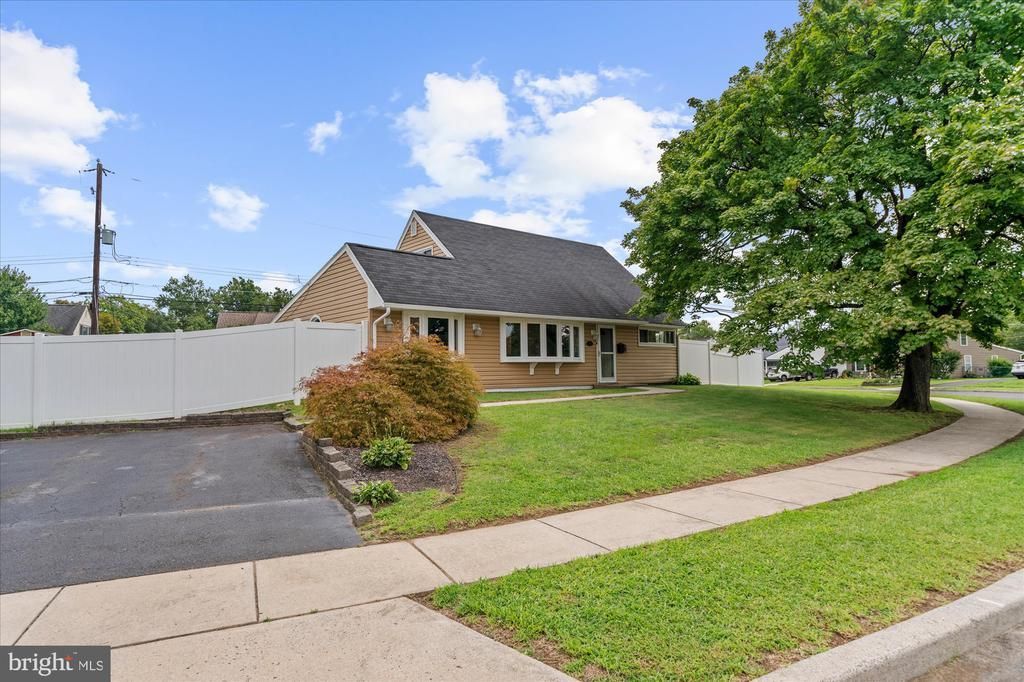 20 NEW POND LANE, LEVITTOWN, PA 19054