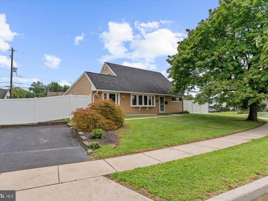 20 New Pond Lane, Levittown, PA 19054 Main Photo