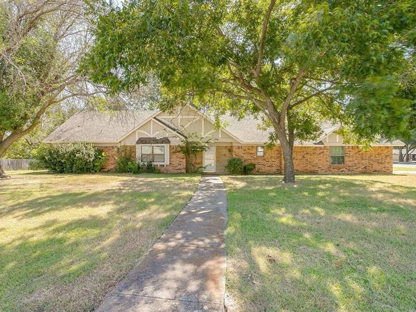 400 Mountain Valley Boulevard, Joshua, TX 76058