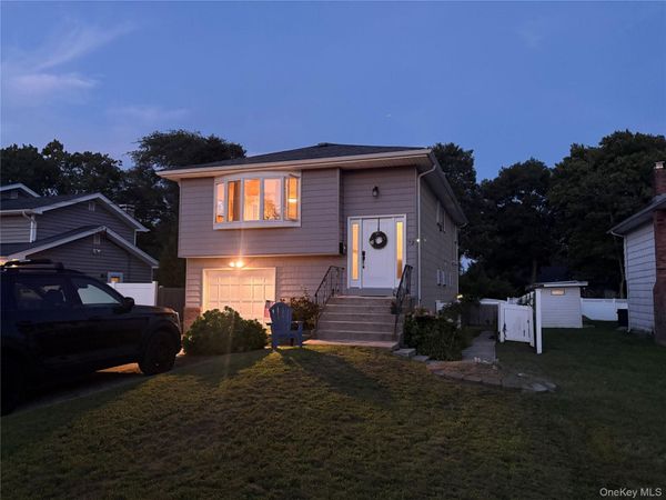 73 Cherokee Avenue , West Islip, NY 11795