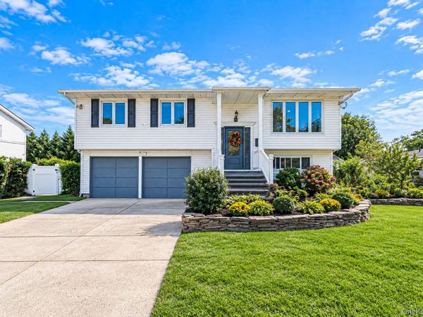 1527 Saint Louis Avenue, Bay Shore, NY 11706
