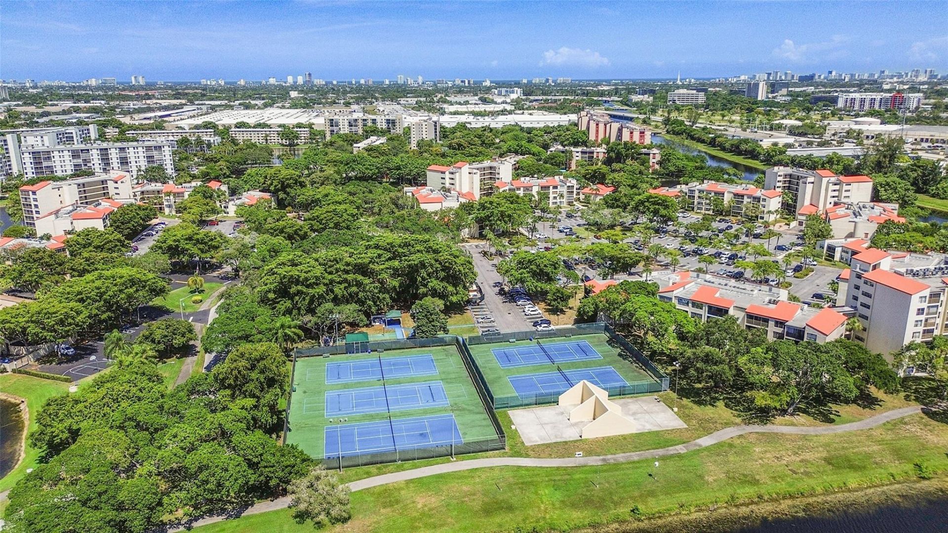 2304 S Cypress Bend Drive, Unit 512, Pompano Beach, FL 33069 Photo