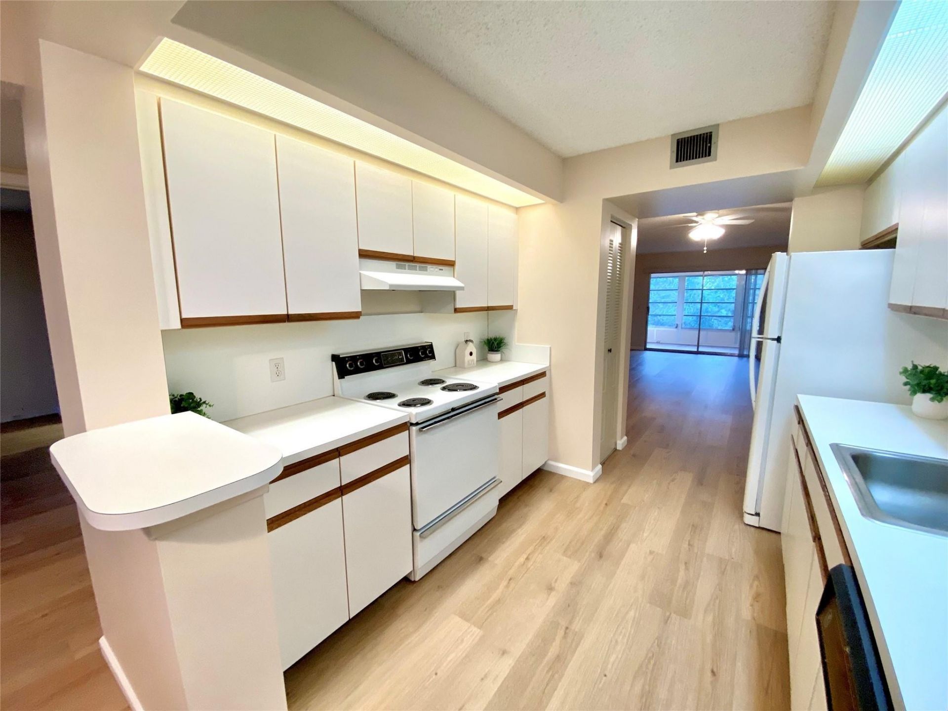 1000 SW 128th Terrace, Unit 411V, Pembroke Pines, FL 33027 Photo