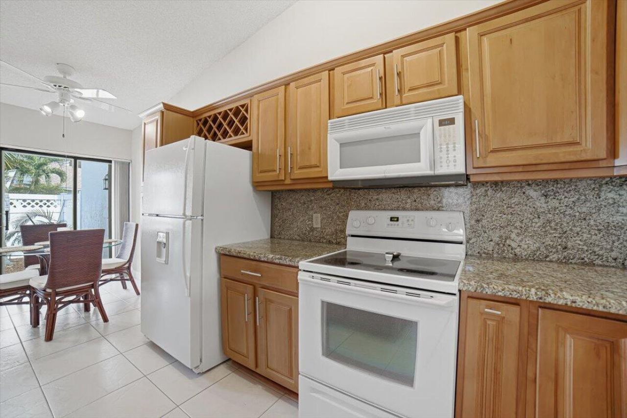 6676 Canary Palm Circle, Unit 19, Boca Raton, FL 33433 Photo