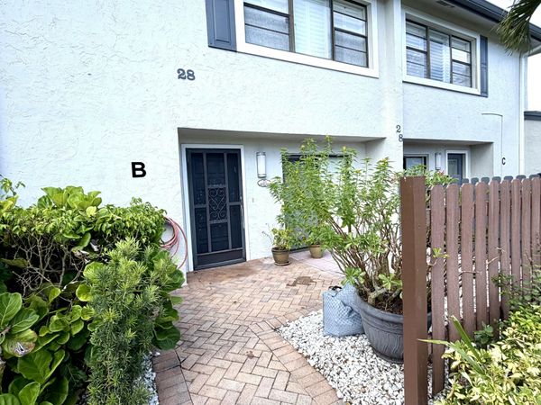 28 SOUTHPORT Lane, Unit B, Boynton Beach, FL 33436