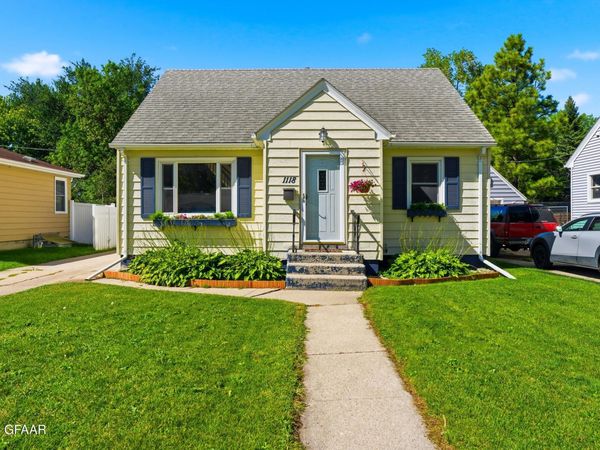 1118 S 9TH Street , Grand Forks, ND 58201