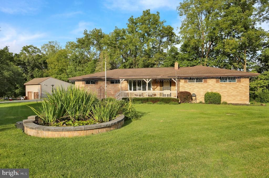 1048 CROSS KEYS ROAD , LEESPORT, PA 19533